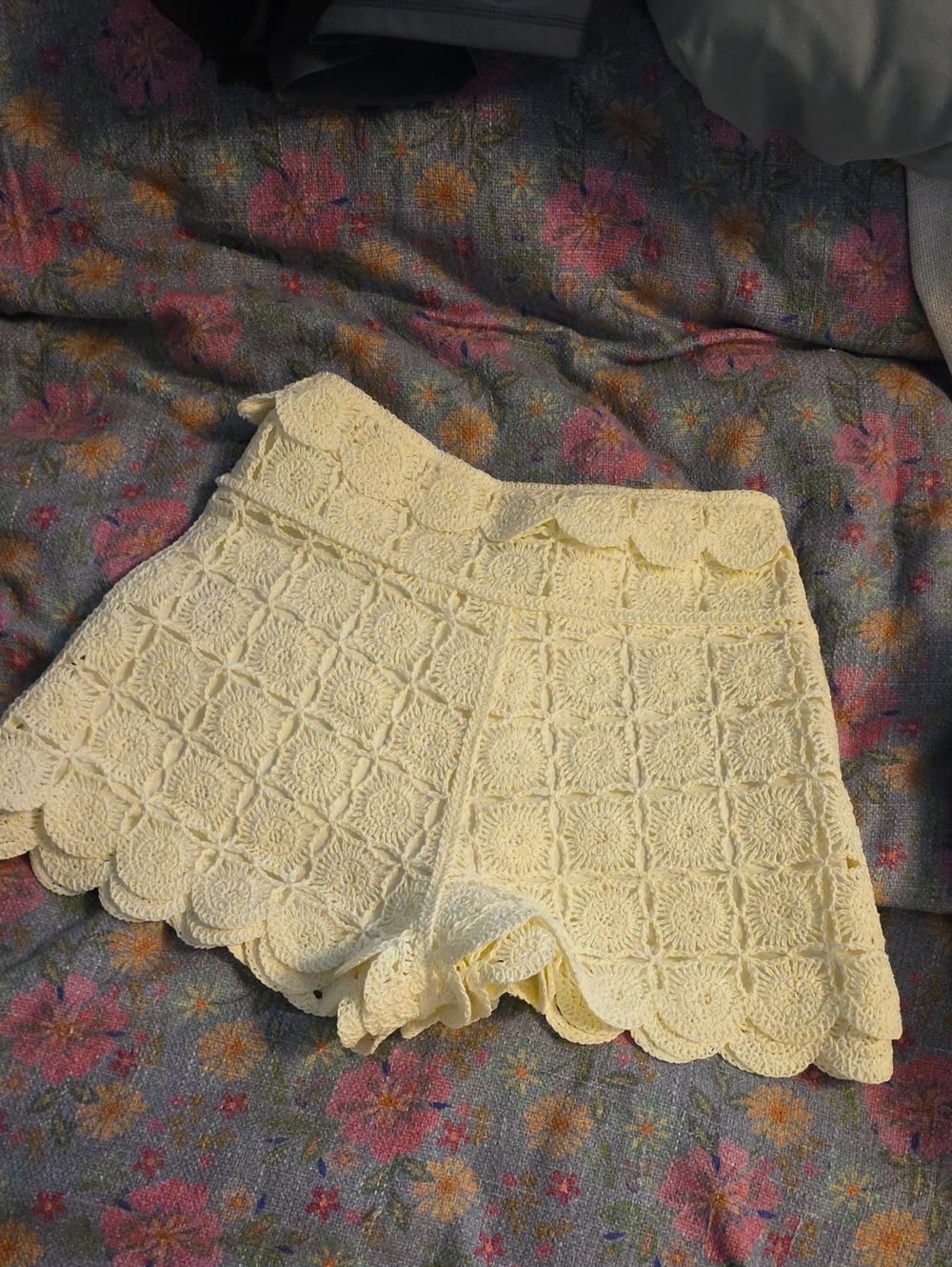 H&M Cream Crochet Scallop Hem Women's Shorts